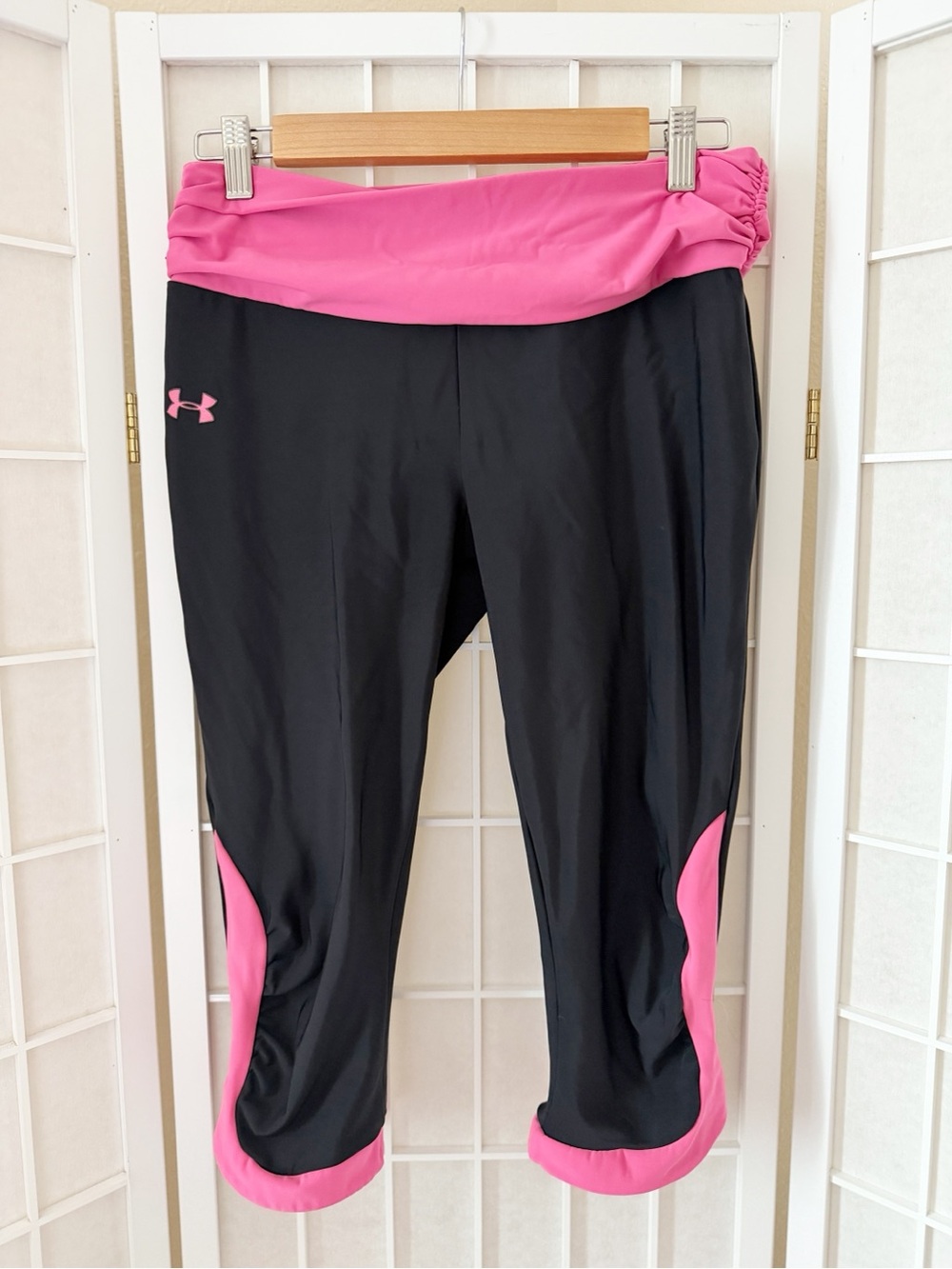 Under Armour Hot Barbie Pink Black Athletic Capris Pant Large